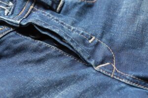 Mit diesem Trick lassen sich Jeans im Schritt verstärken