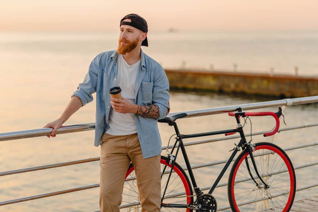 So lässt sich das Jeanshemd für Herren kombinieren